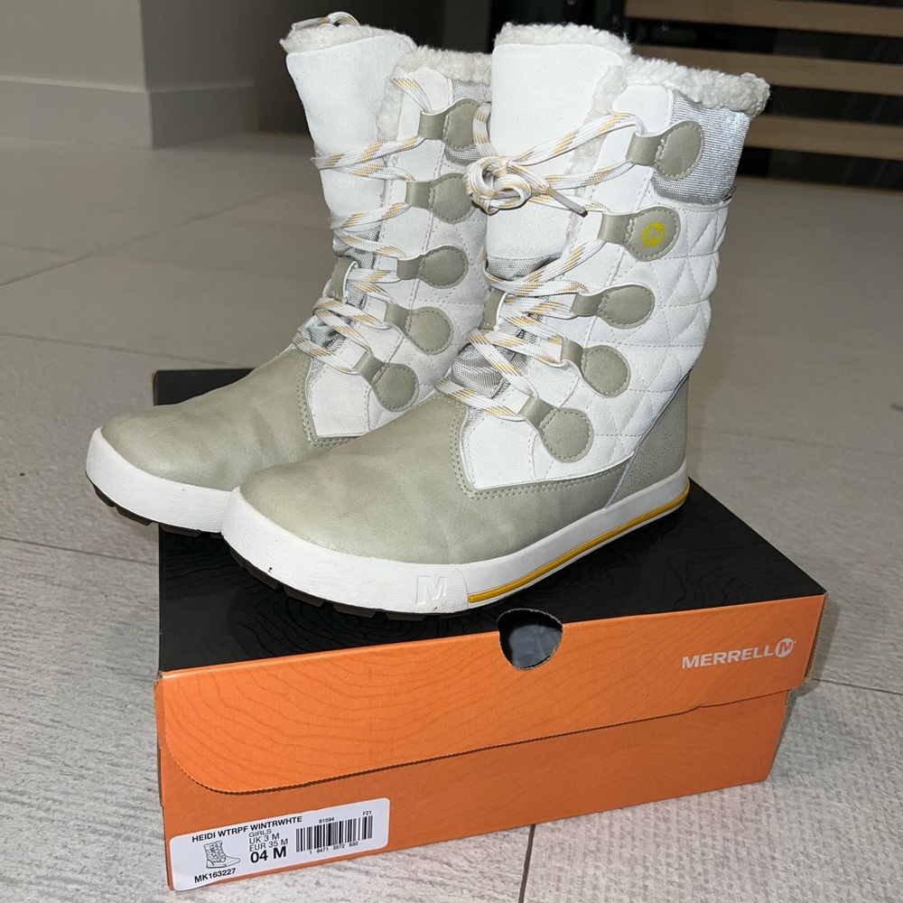 Girls snow boots size 4. Merrell.